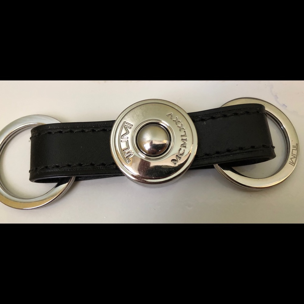 NWOT TUMI LEATHER KEYCHAIN